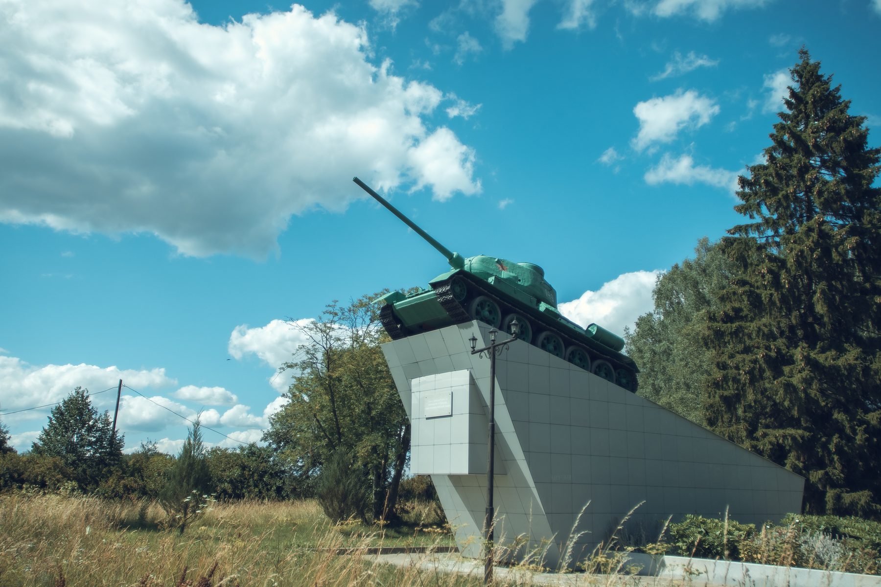 Танк Т-34 на постаменте в Тарутине