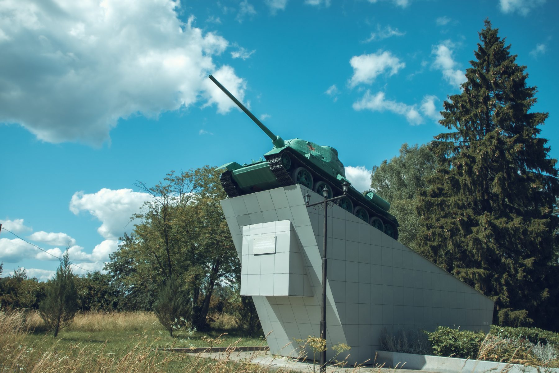 Танк Т-34 на постаменте, мемориал 1941 года